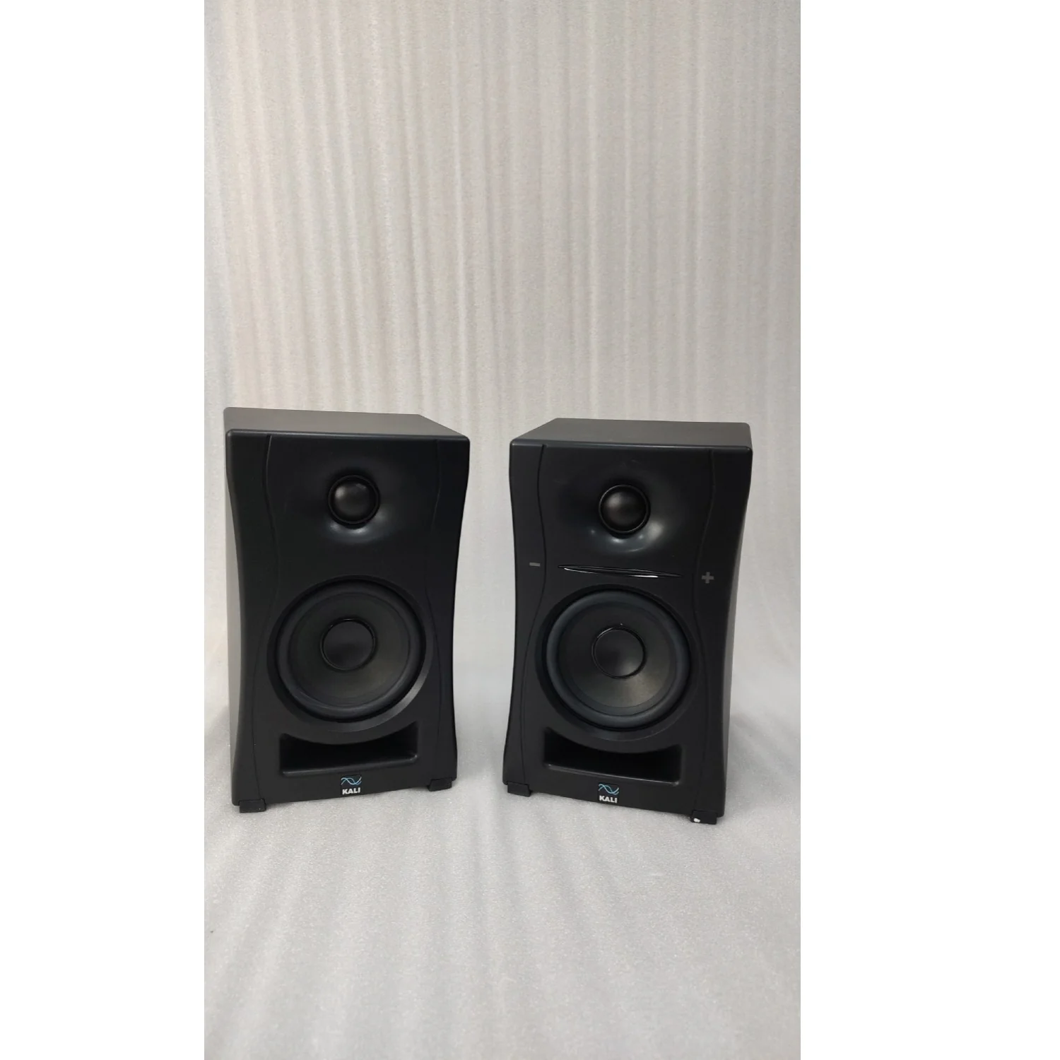Kali Audio LP-UNF 4.5" Ultra Nearfield Powered Studio Monitors - Pair - Open Box - Image 3